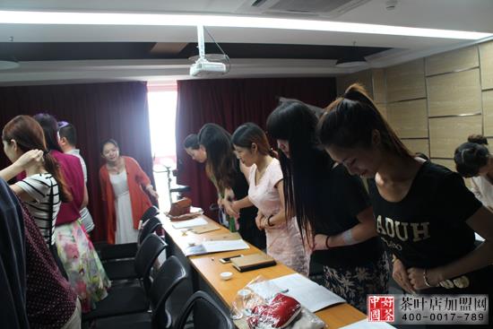 茶叶店茶艺师学习，茶艺学院，茶艺师礼仪学习中