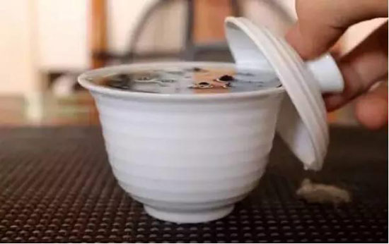 新手盖碗泡茶不烫手方法-盖碗泡茶倒茶手法