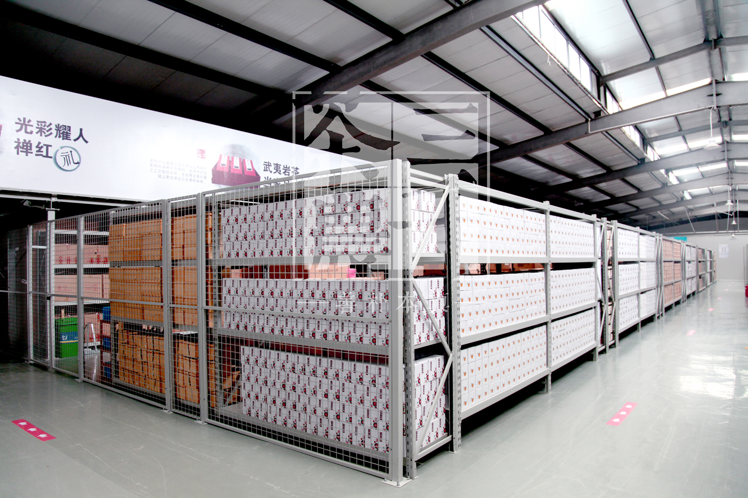 封闭式运行,是茶叶加工,储存,运输中心,由合作的专业物流公司开通茶叶